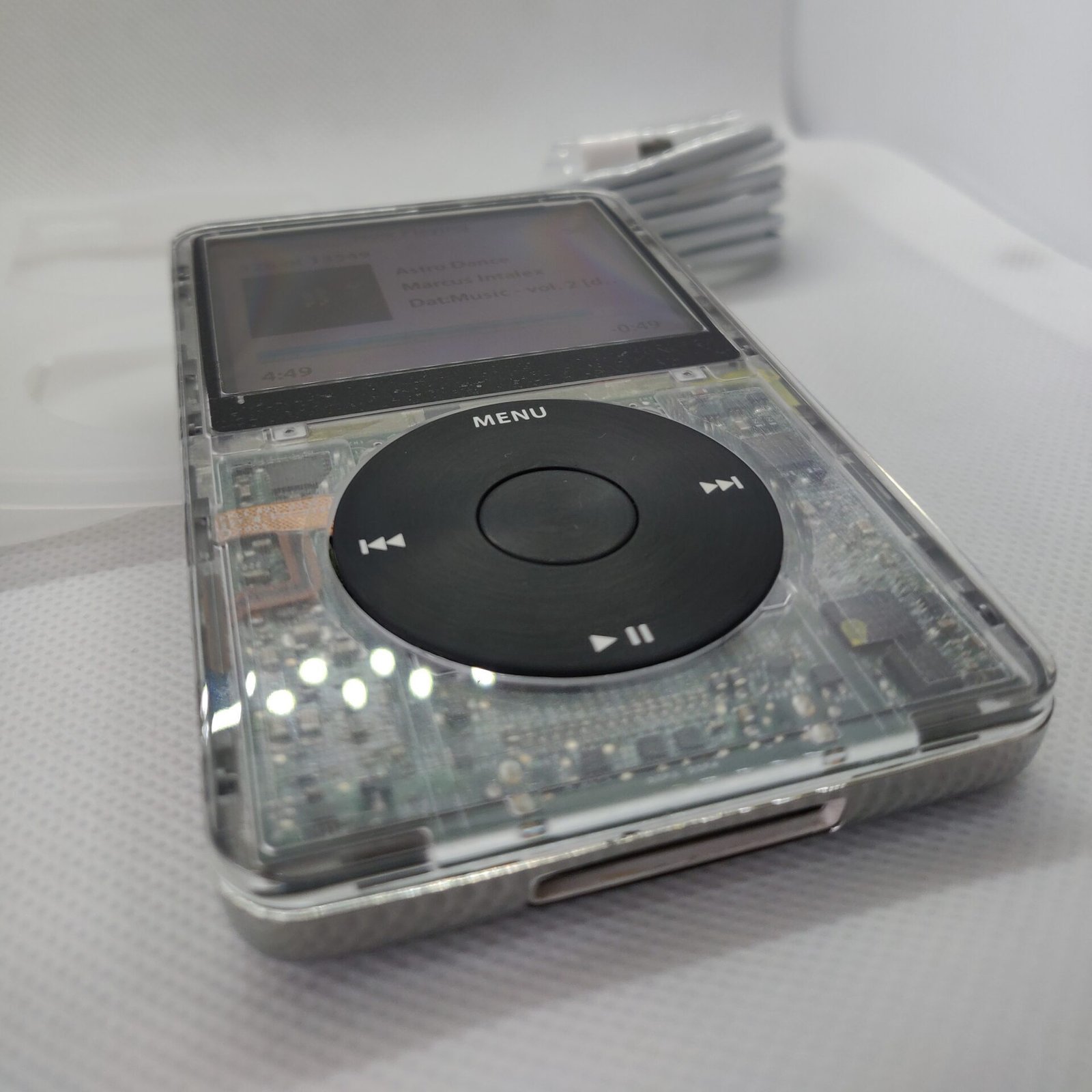 iPod Classic - 5th gen, clear+black (3000mah battery) - Image 2